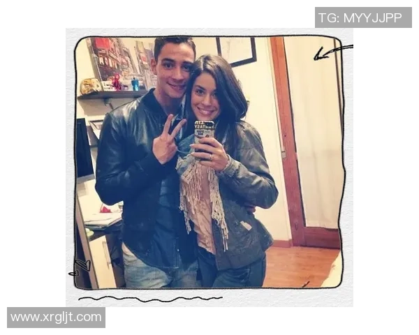 模仿足球明星外貌的年轻人如何在社交媒体上获得关注与认可