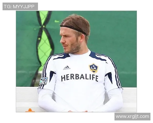 足球明星佩戴头箍的高清图片展示与解析