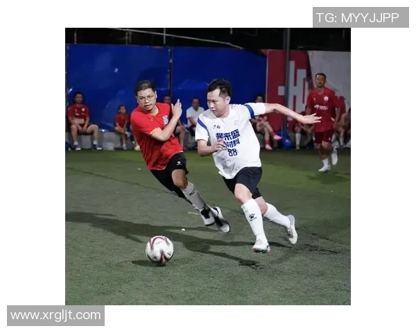 足球明星激情四射大力踢球瞬间精彩图片集锦展现运动魅力与风采